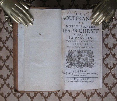 Антикварная книга на французском, 1699 год. 