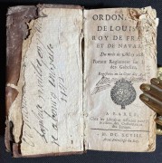  Антикварная книга на французском языке, 1698 год.