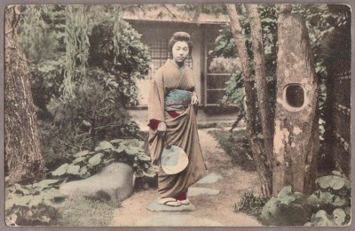 Япония. Гейша в саду.